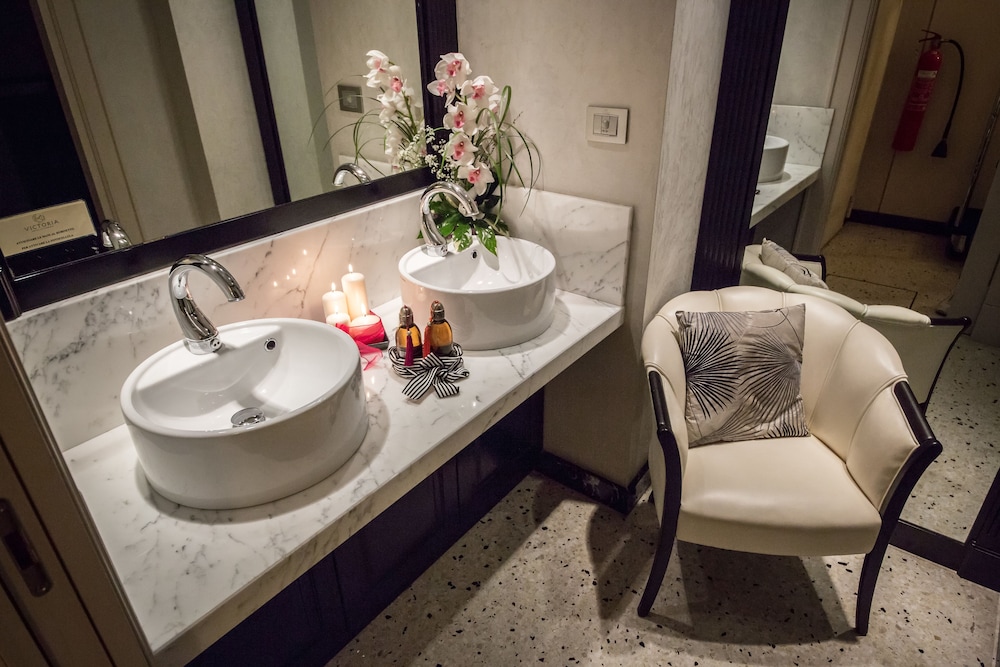 Superior Double or Twin Room - Photo 11
