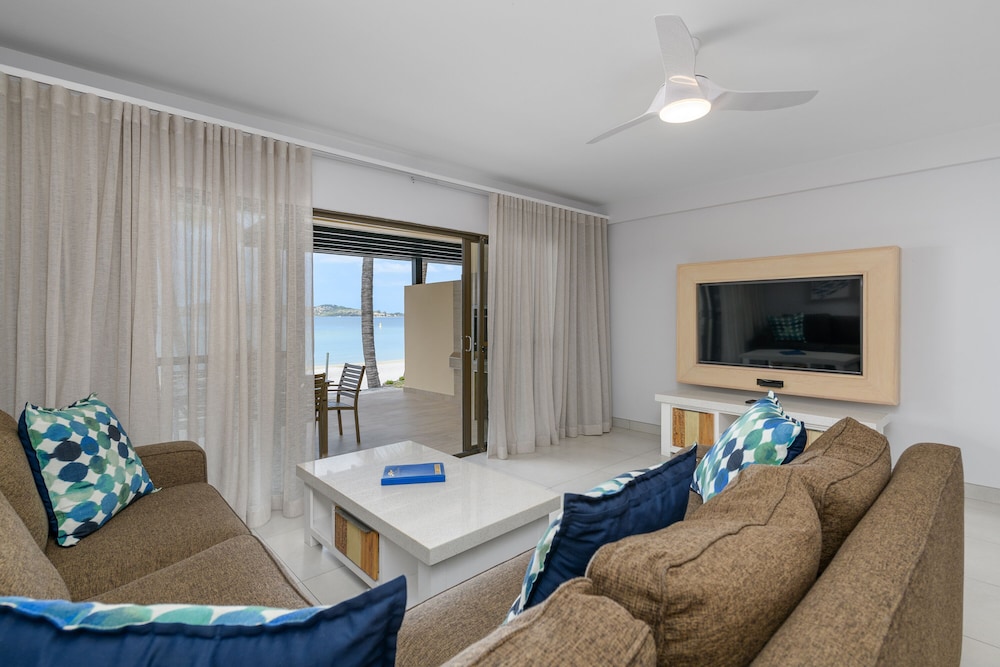Three Bedroom Duplex Apartment with Patio - Photo 6