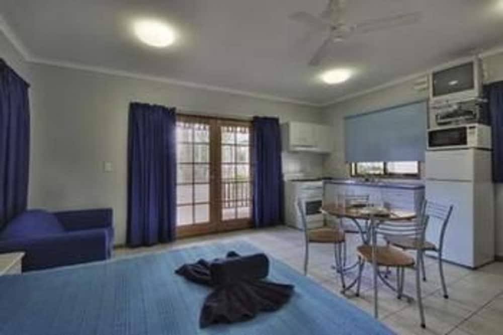 Premier Studio, Non Smoking, Kitchen (PREMIER VILLAS) photo 3