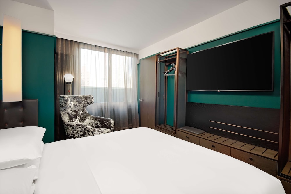 Premium Quadruple Room, 2 Queen Beds, City View