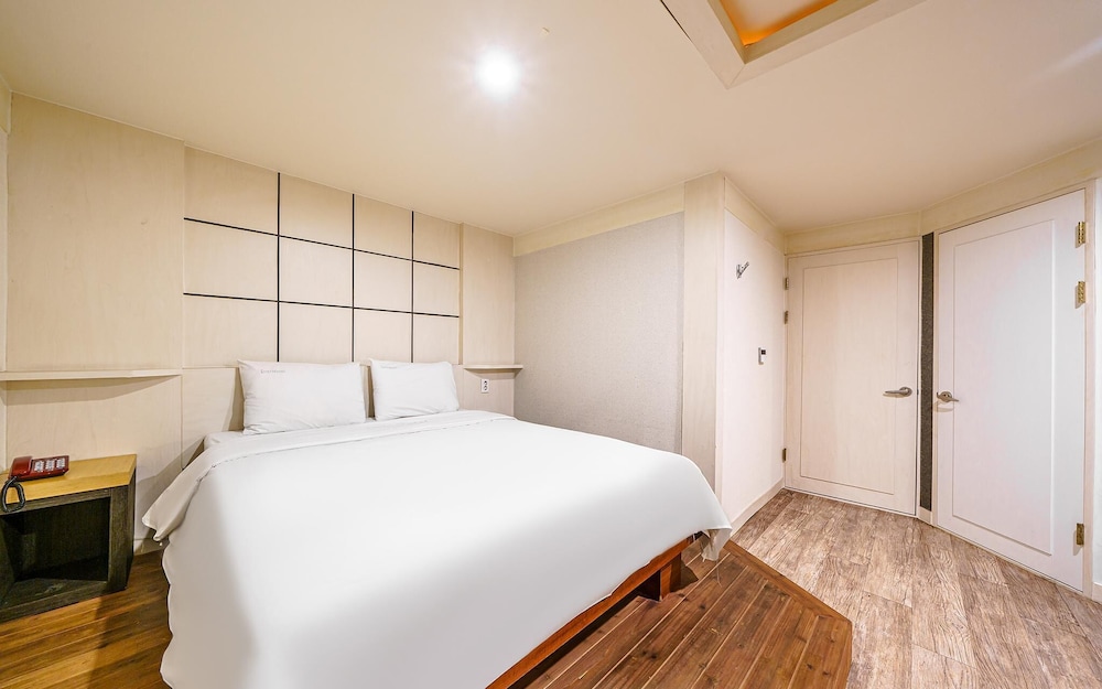 Room (Deluxe (Netflix Watcha TVing installe)