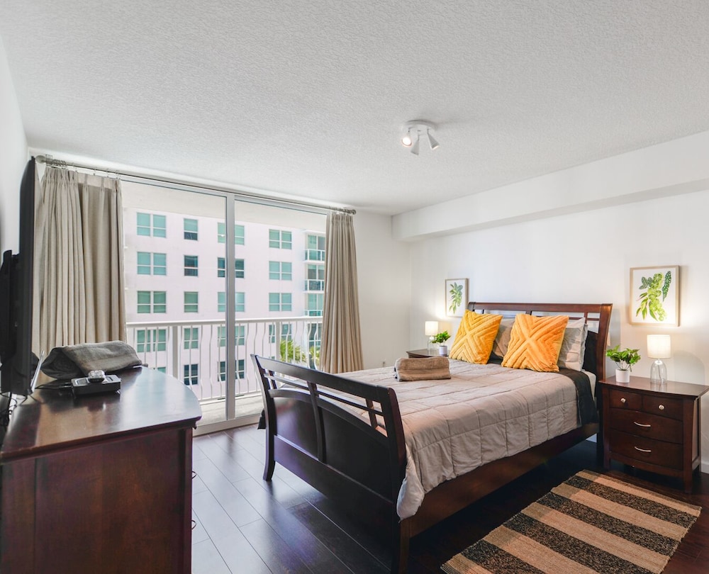 Luxury Condo, 1 Bedroom, Balcony, City View photo 2