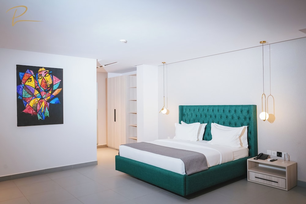 Luxury Suite - Photo 8