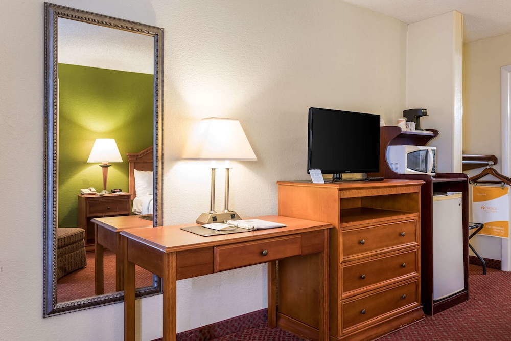 Standard Room, 1 King Bed, Non Smoking - Photo 5