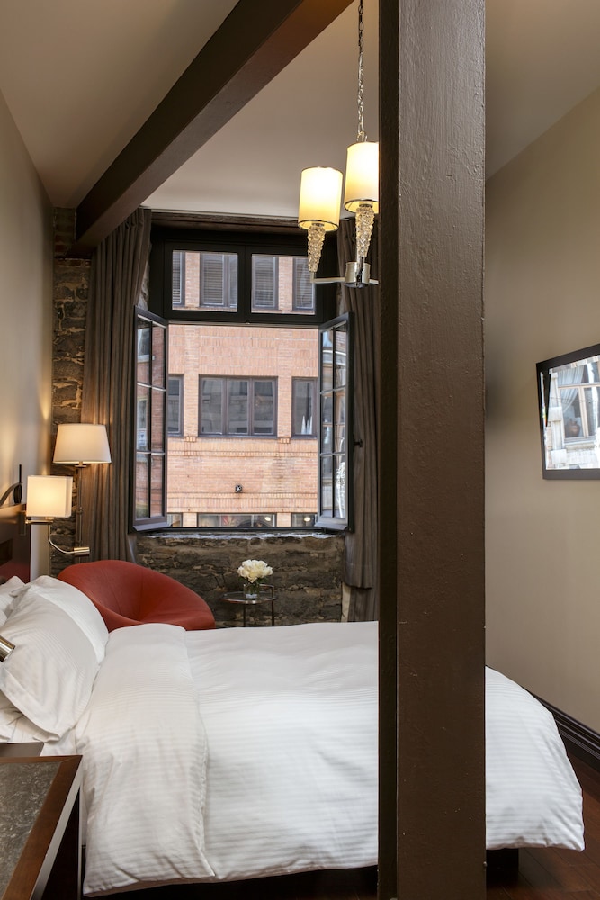 Deluxe Room, 1 Queen Bed (St Paul View) photo 1