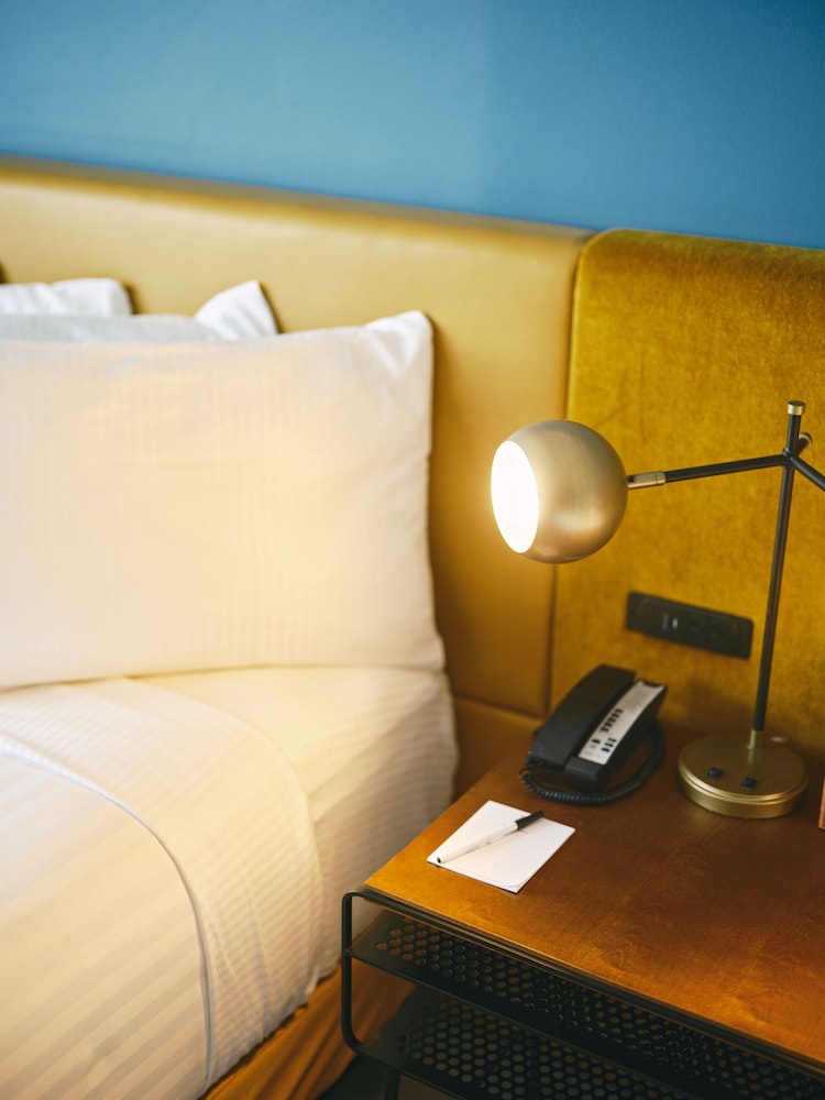 Deluxe King Room Accessible - Photo 4