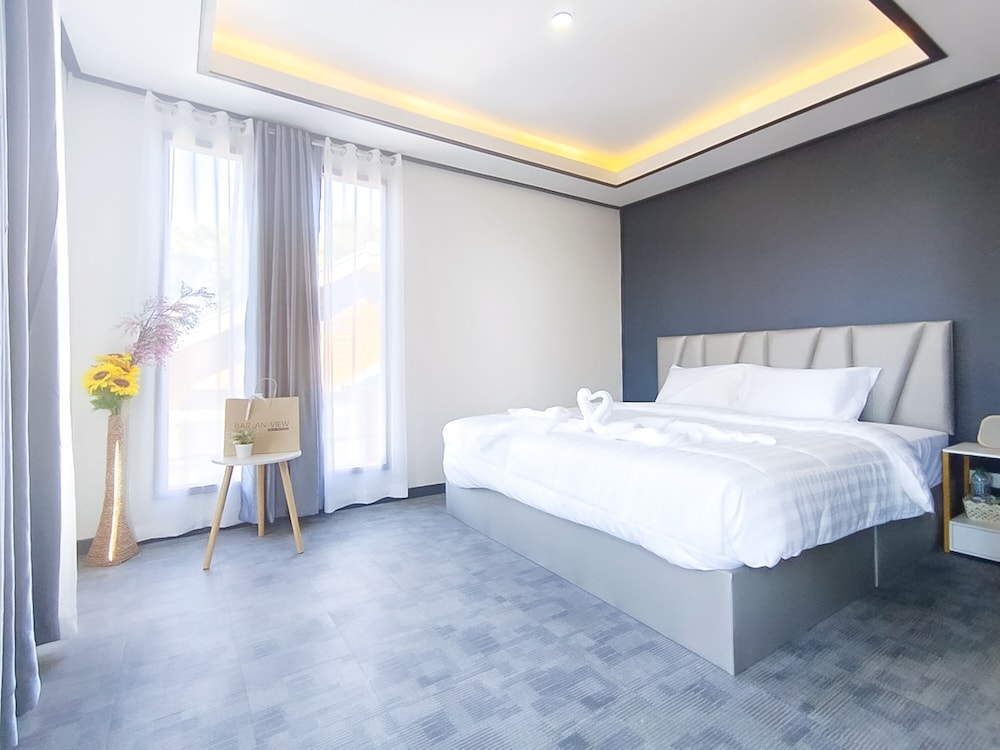 Deluxe with Mountain Room - Photo 9