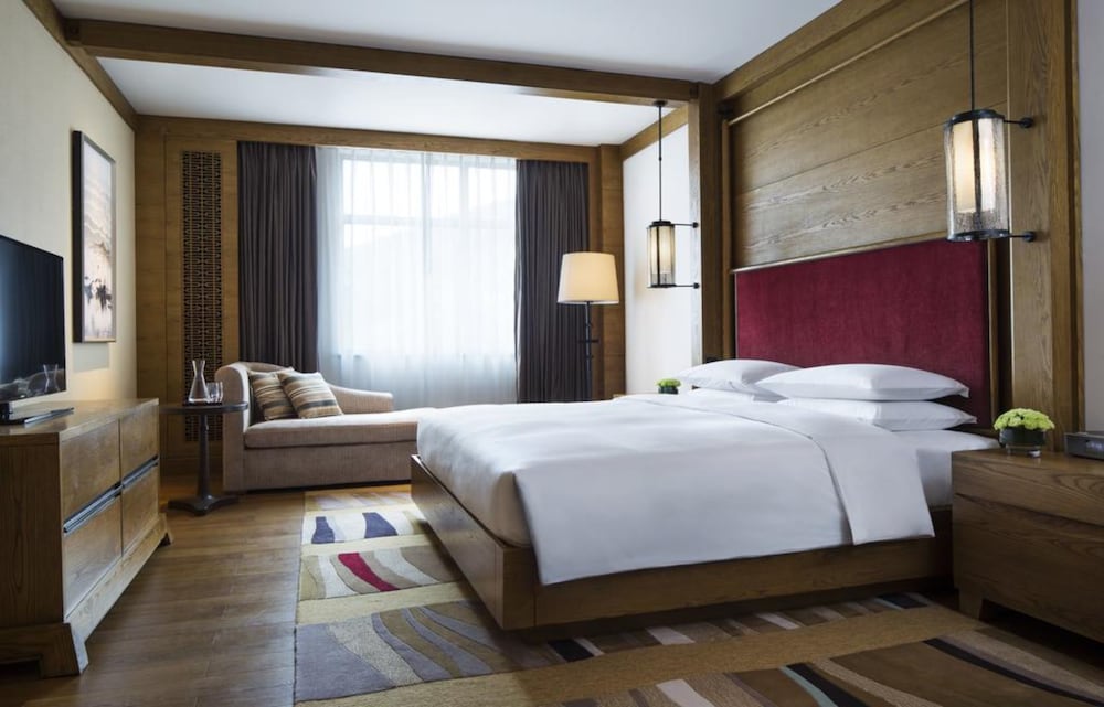 Deluxe Room, 1 King Bed photo 2