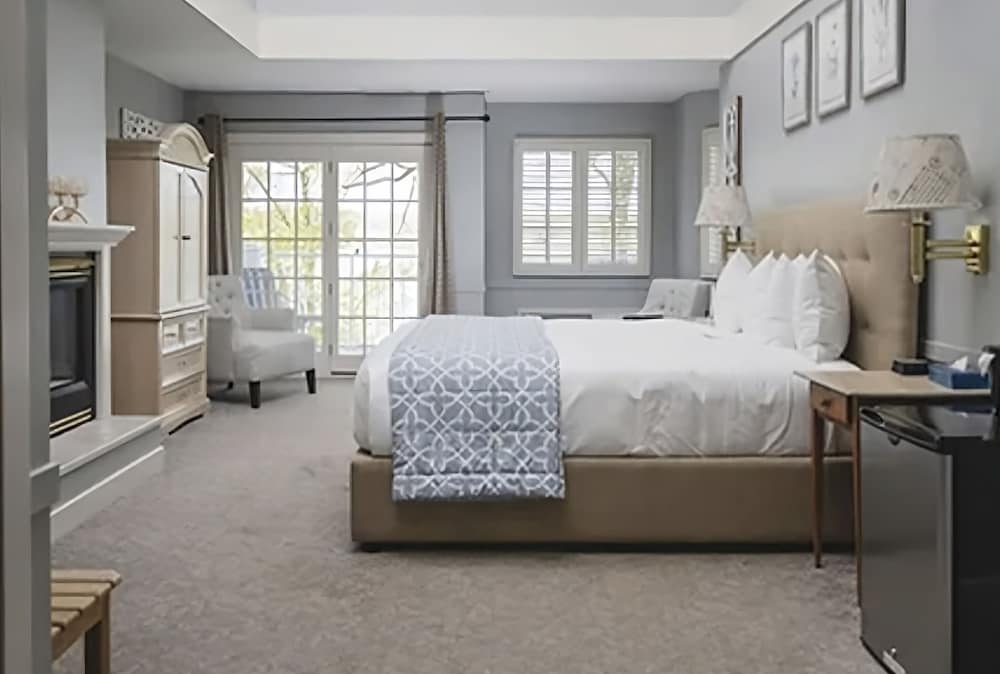 Room, 1 King Bed, Fireplace, Lake View