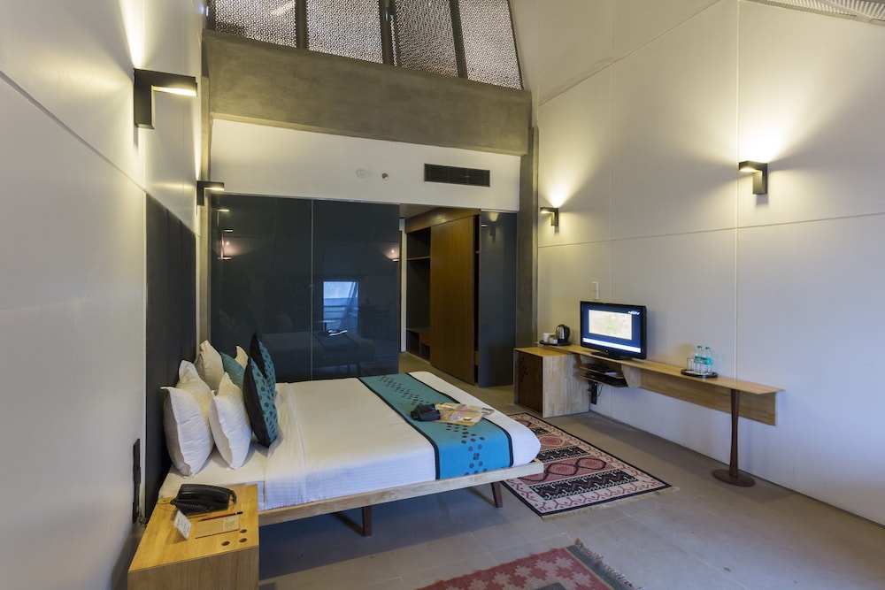 Deluxe Room, 1 King Bed photo 2