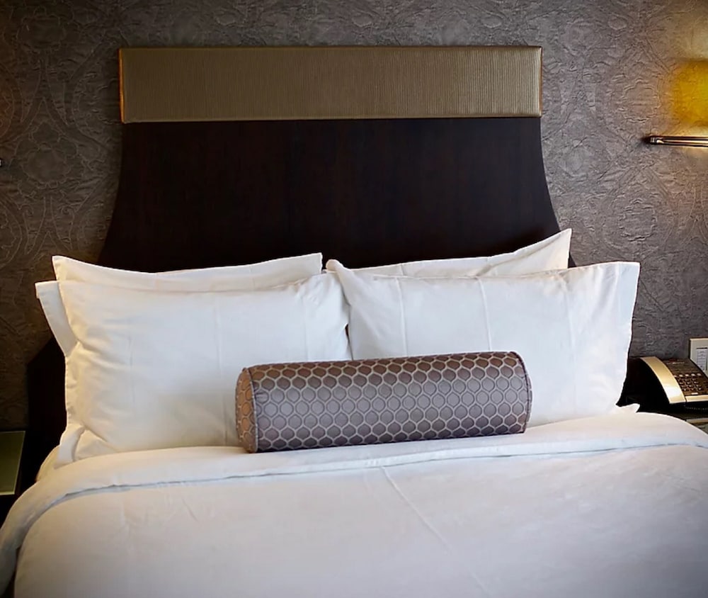 Deluxe Room, 1 Queen Bed photo 3