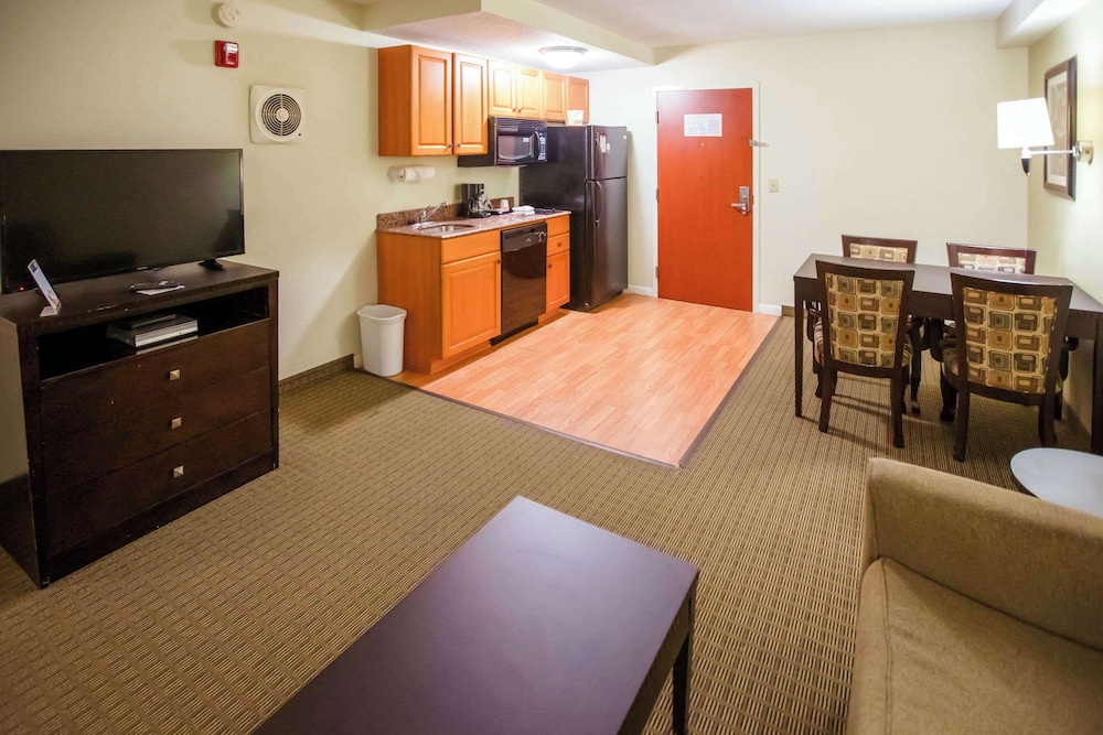 Suite, Multiple Beds, Non Smoking photo 2