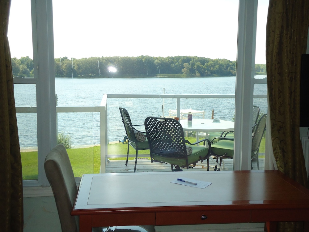 Queen Room with Balcony, Lake View