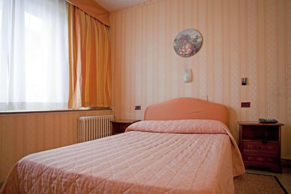 Economy Room - Photo 16
