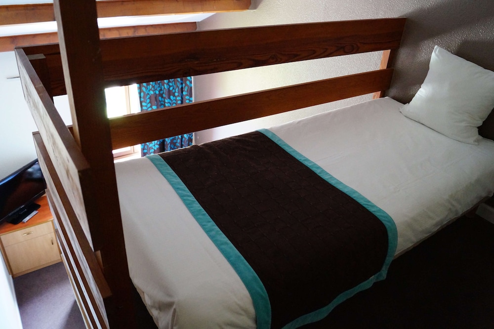 Standard Room, 3 Twin Beds - Photo 5