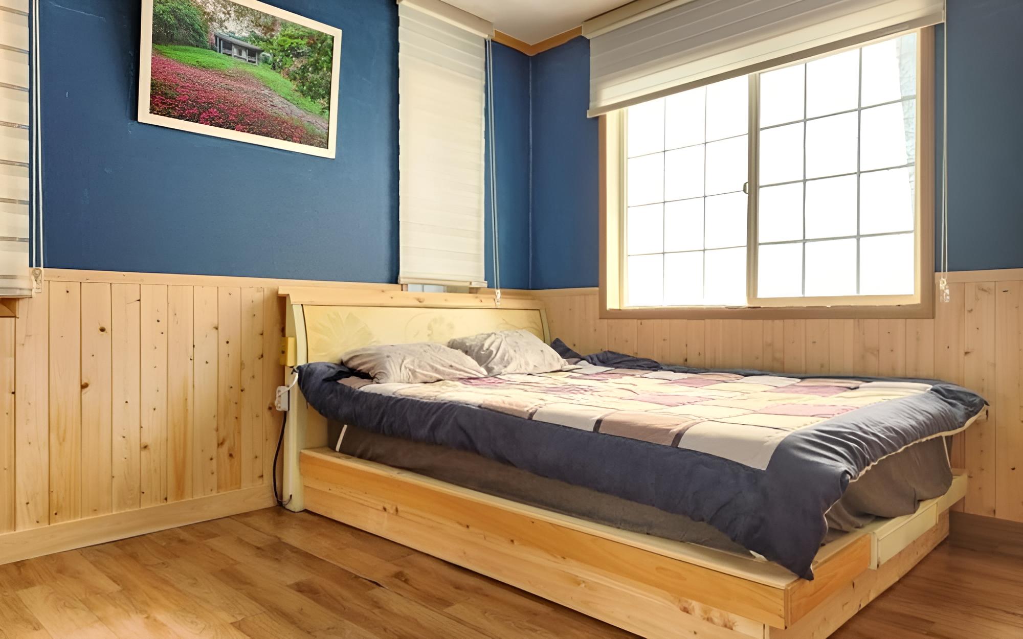 Room (Large Leaf Room (Unshared House))