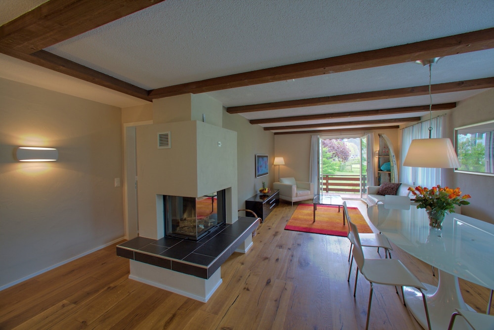 Riverhouse photo 2