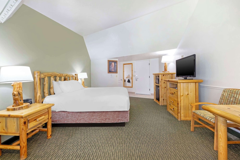 Standard Room, 1 King Bed, Non Smoking, Refrigerator & Microwave photo 3