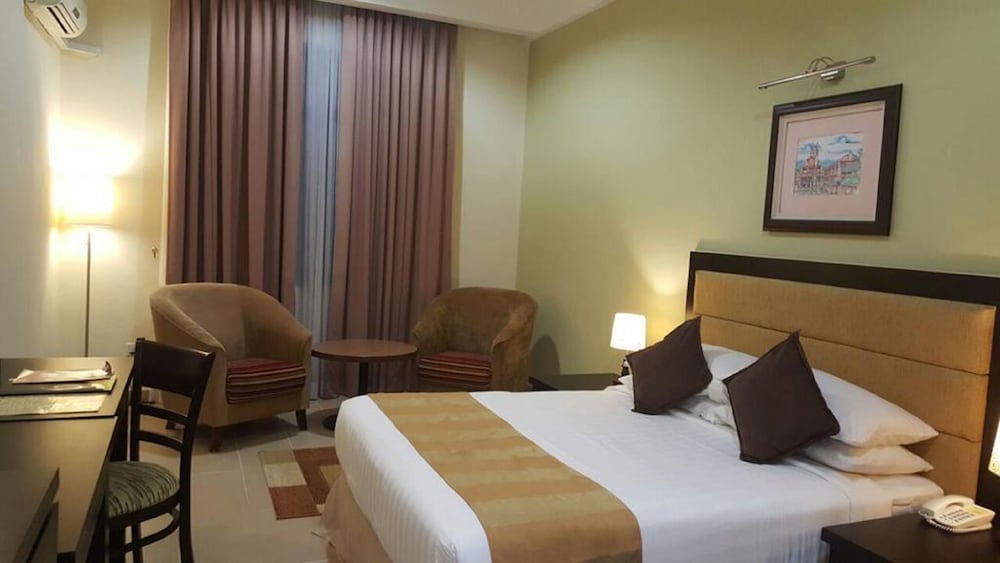 Deluxe Room, 1 Queen Bed photo 1