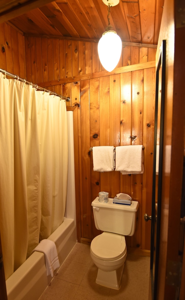 Classic Room, 2 Double Beds, Mountain View (Pet Friendly) photo 3