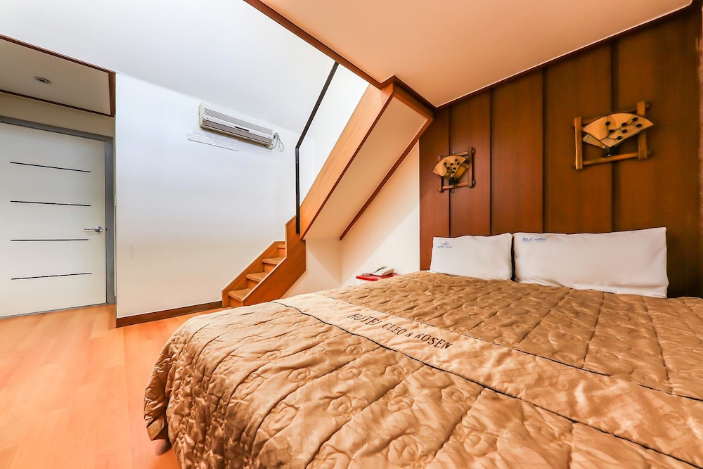 Duplex - Photo 2