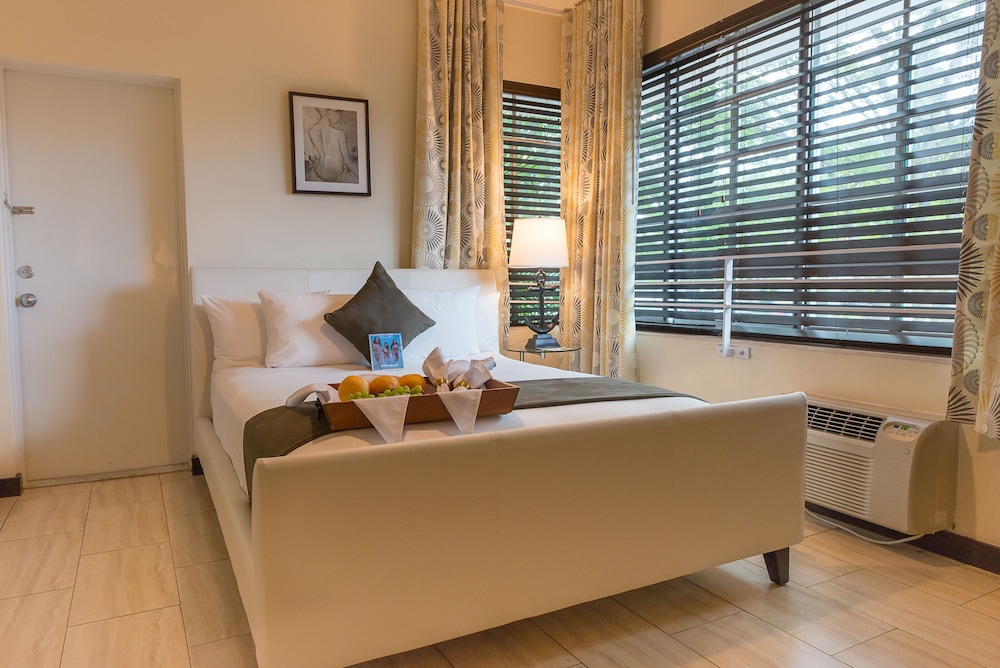 Two Bedroom Queen Suite - Photo 2