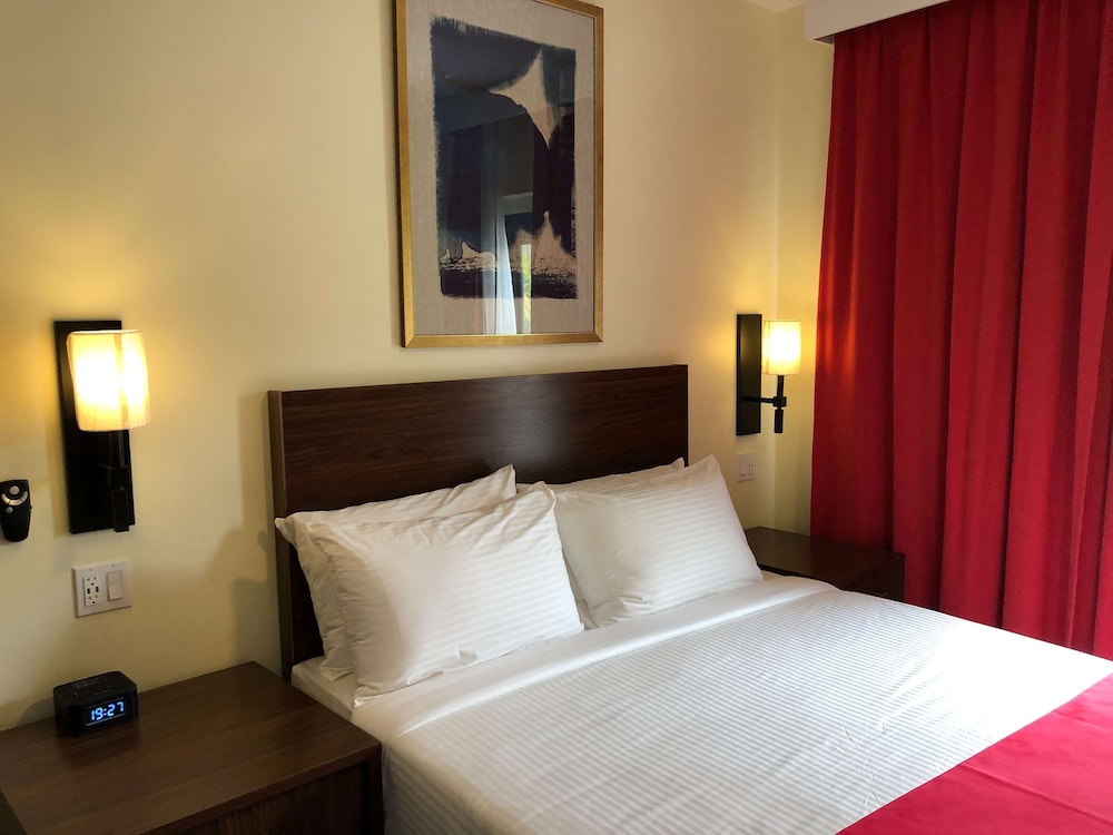 Standard Room, 1 Queen Bed, Non Smoking, Refrigerator & Microwave (Walk-In Shower)