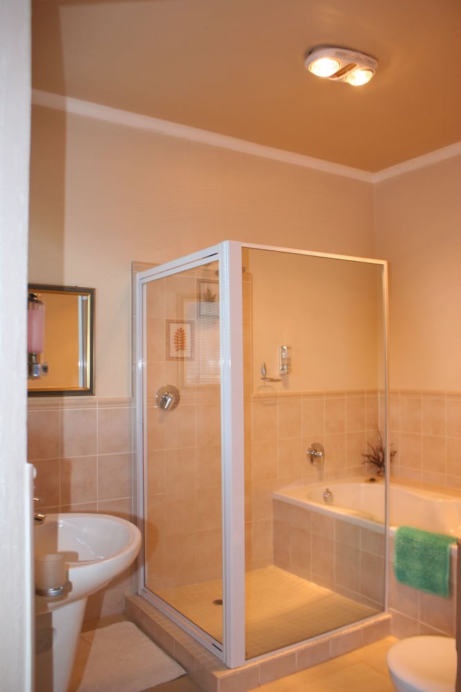 Suite, 1 Queen Bed, Ensuite, River View photo 2