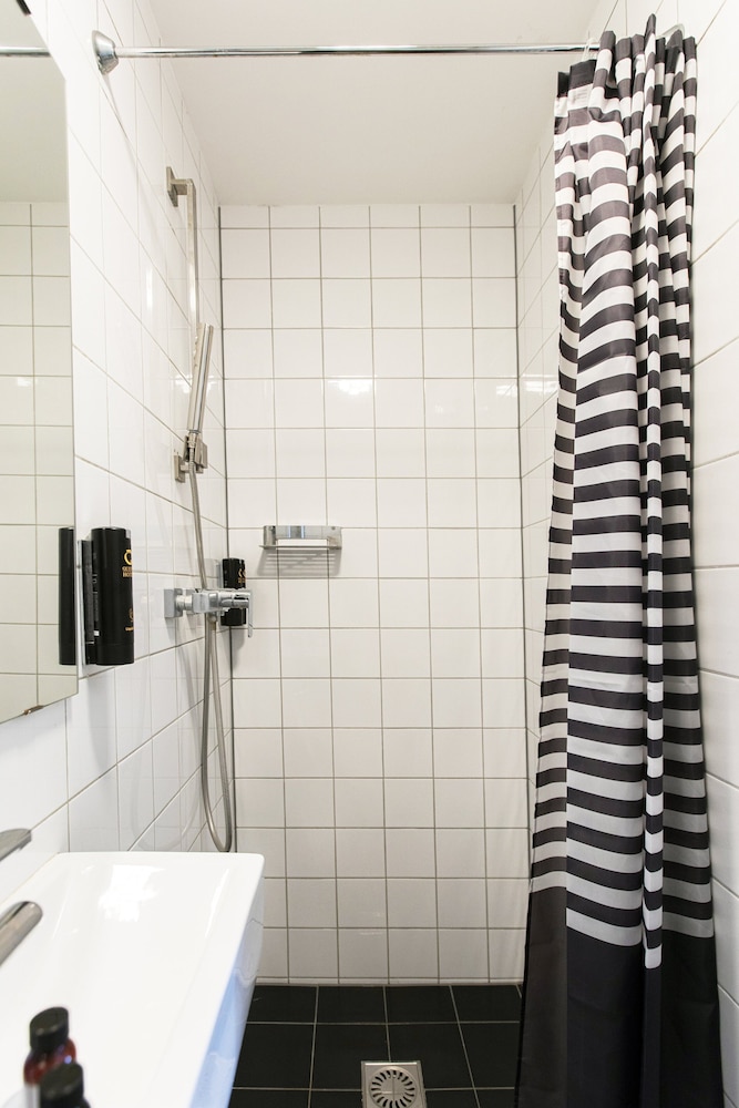 Standard Quadruple Room, Private Bathroom photo 3