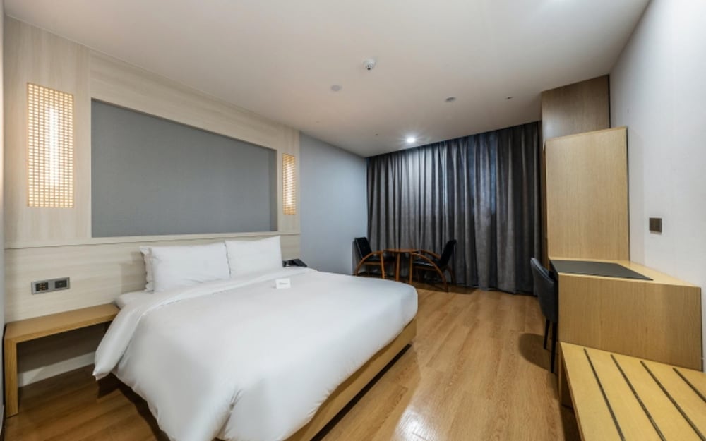Room (Standard Double (Room Only Netflix Ac)