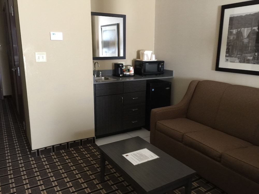 Suite, 1 King Bed with Sofa bed (Shower Only) photo 2