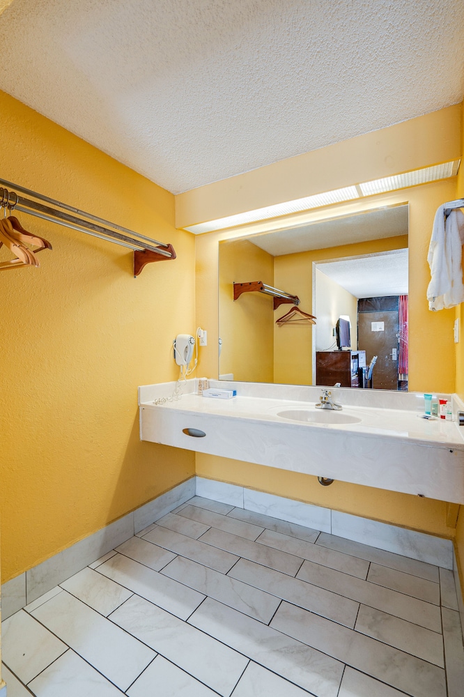 Standard Room, 1 King Bed, Non Smoking - Photo 8