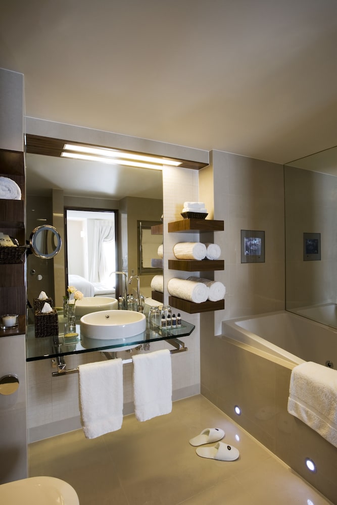Superior Double Room, 2 Double Beds, Balcony - Photo 4