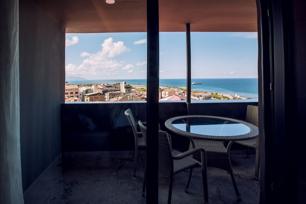 Deluxe Suite, 2 Bedrooms, Balcony, Sea View photo 2
