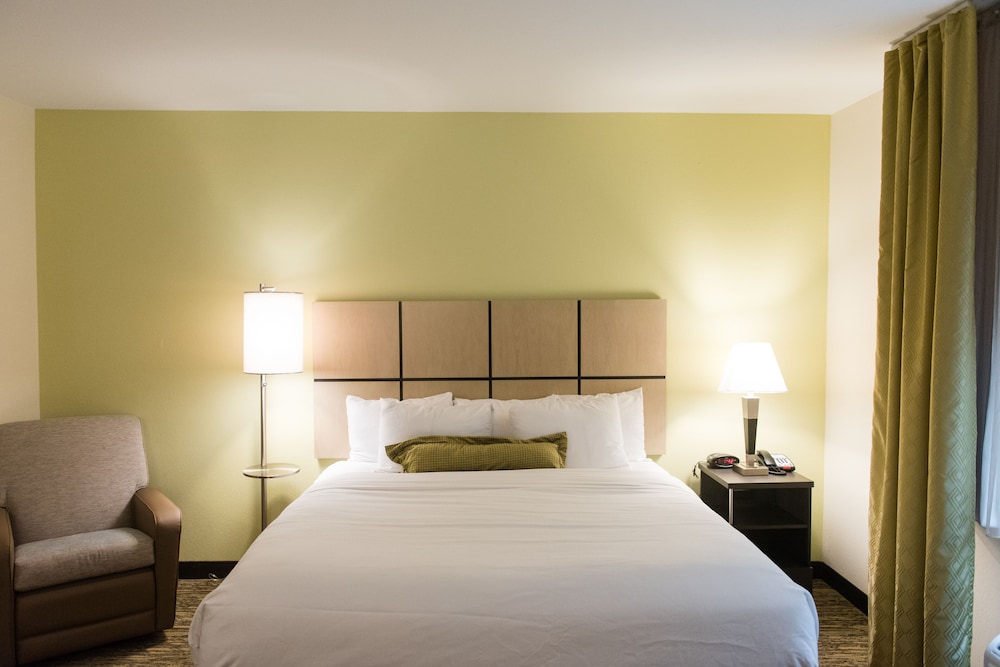 Standard Room, 1 Queen Bed, Non Smoking - Photo 3