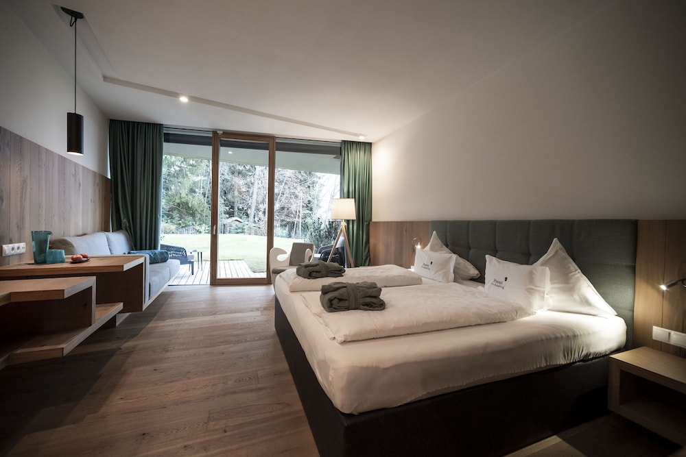 Exclusive Suite, 1 King Bed, Pool View, Garden Area photo 2