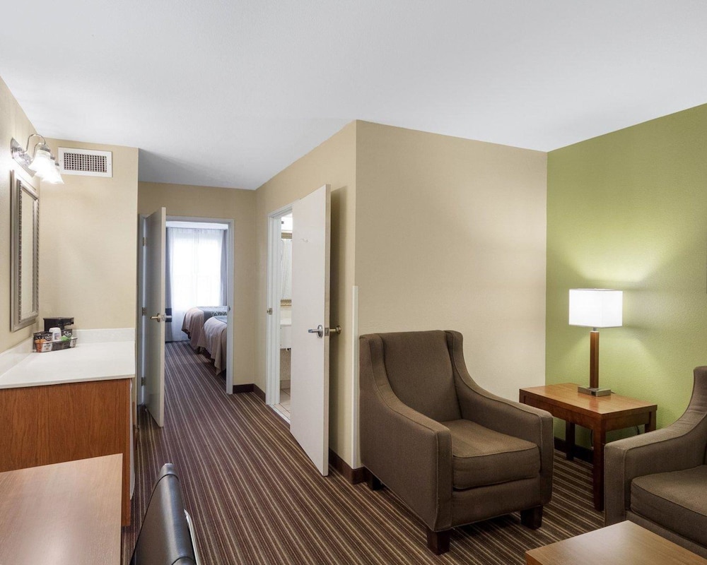 Suite, Multiple Beds, Non Smoking photo 3