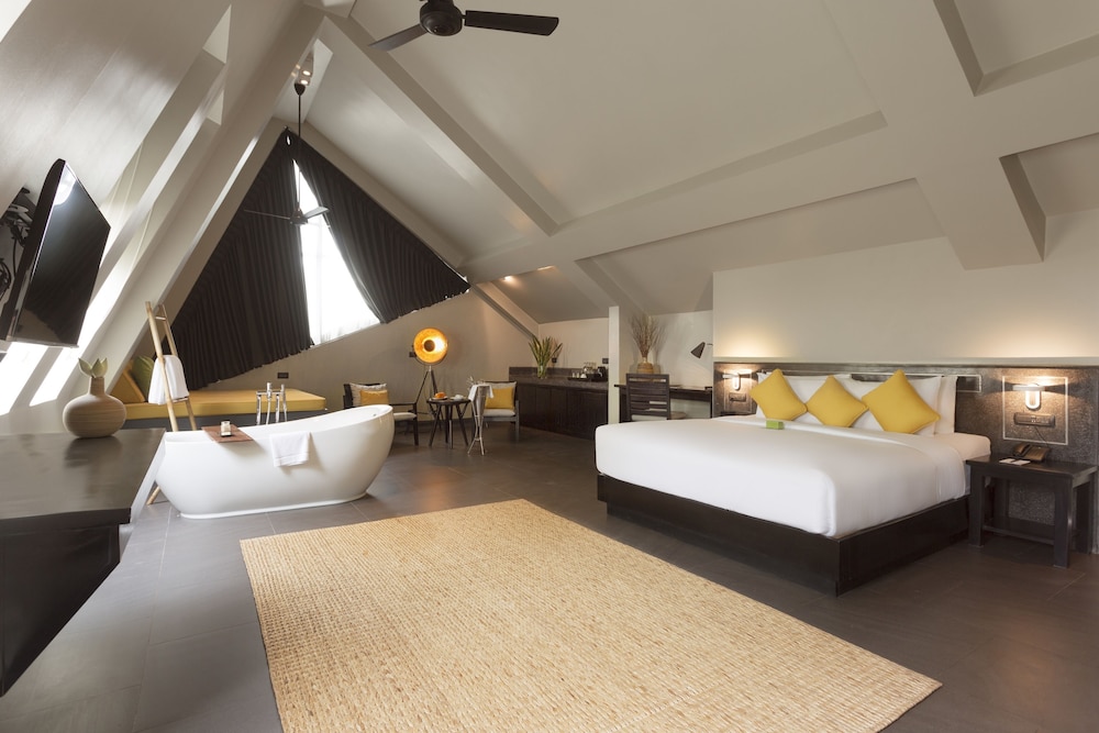 Deluxe Suite with Airport Pick-Up and Minibar