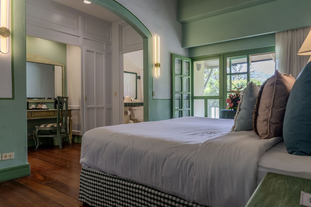 Deluxe Room, 1 King Bed photo 1