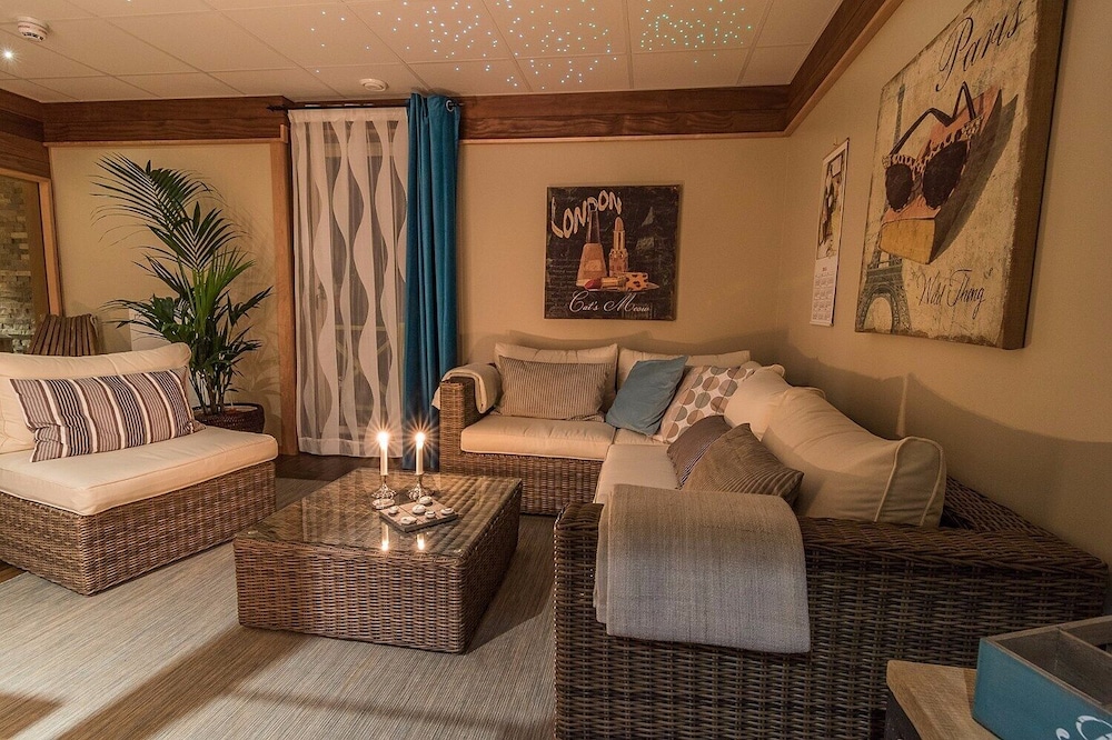 Exclusive Suite, 1 Queen Bed, Sauna, Garden View photo 1
