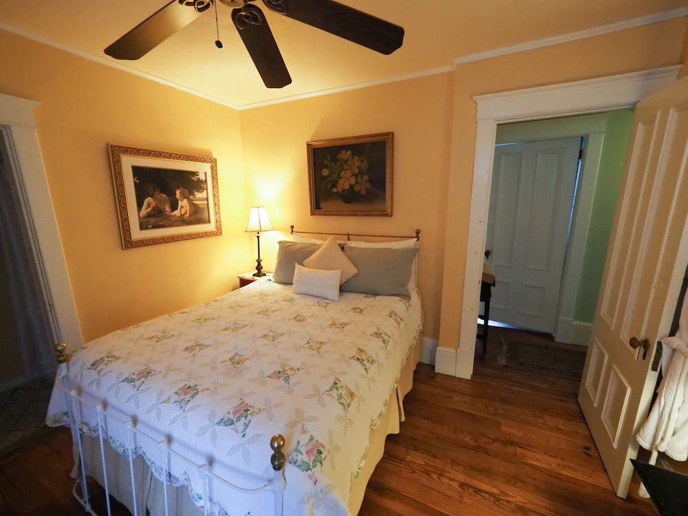 Classic Queen Suite, Private En Suite Bath, Full Gourmet Breakfast, Plush Robes photo 3