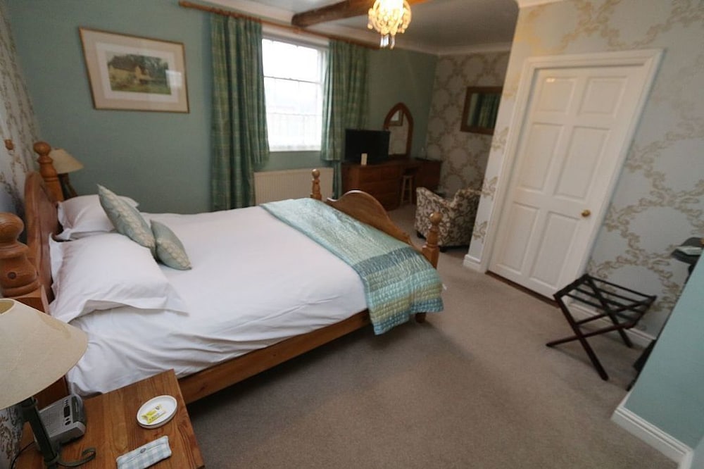 Superior Room, 1 King Bed (Shrewsbury) photo 3