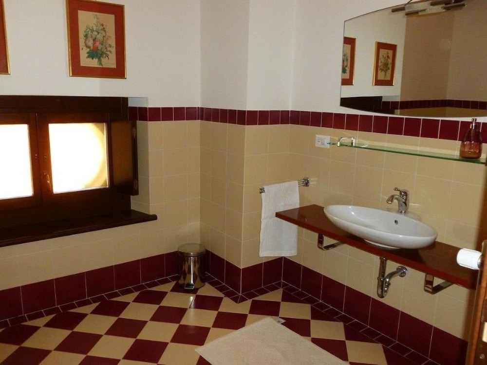 Family Room, Multiple Beds, Shared Bathroom photo 3
