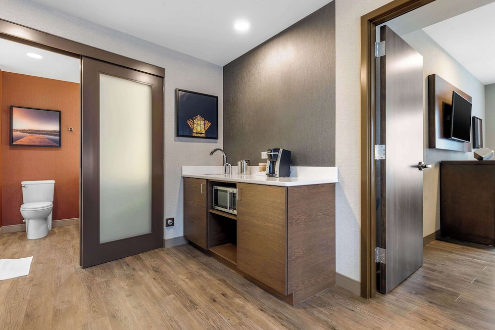 Suite, 1 King Bed With Sofa Bed, Accessible, Non Smoking photo 3