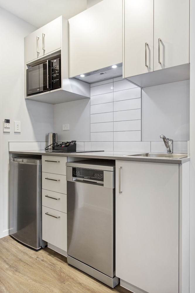 King Studio Apartment with Kitchenette - Photo 7