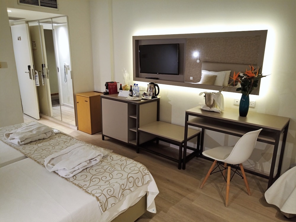 Deluxe Double or Twin Room, Partial Sea View - Photo 3