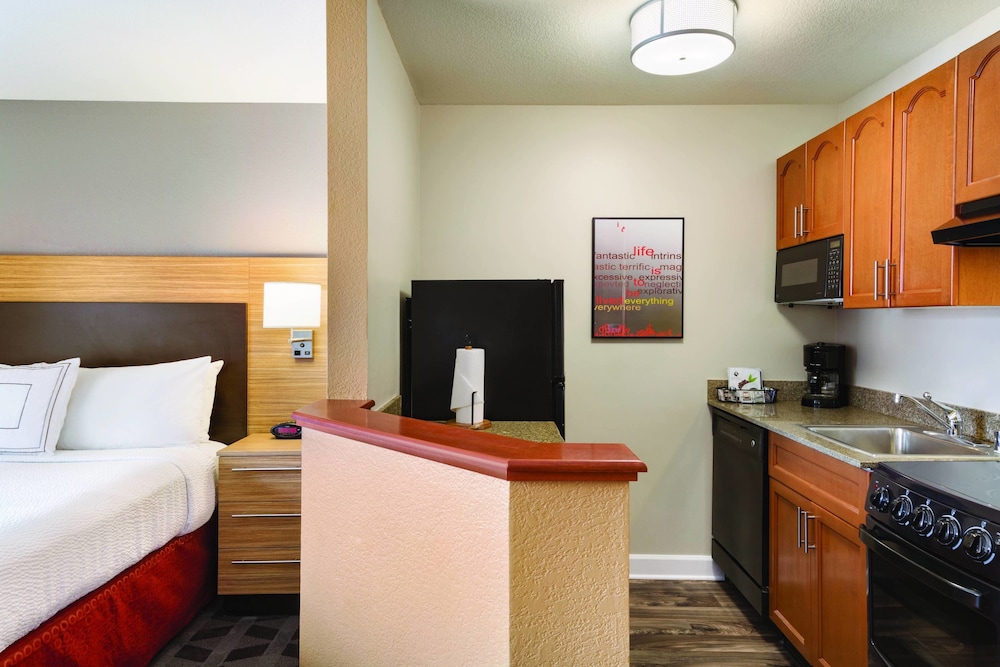 Studio, 1 Queen Bed with Sofa bed (Mobility Accessible, Roll-In Shower) - Photo 3