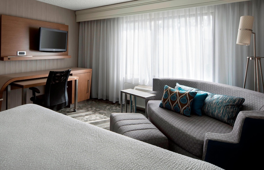 Deluxe Room, 1 King Bed with Sofa bed - Photo 4