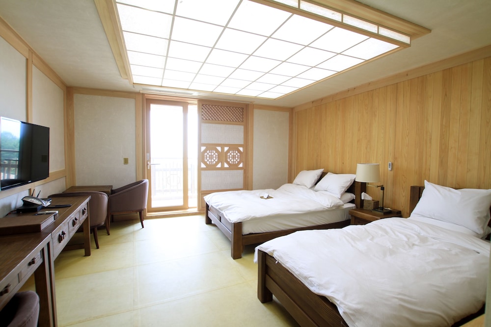 Standard Room (Bed, Free Nature Park) - Photo 2