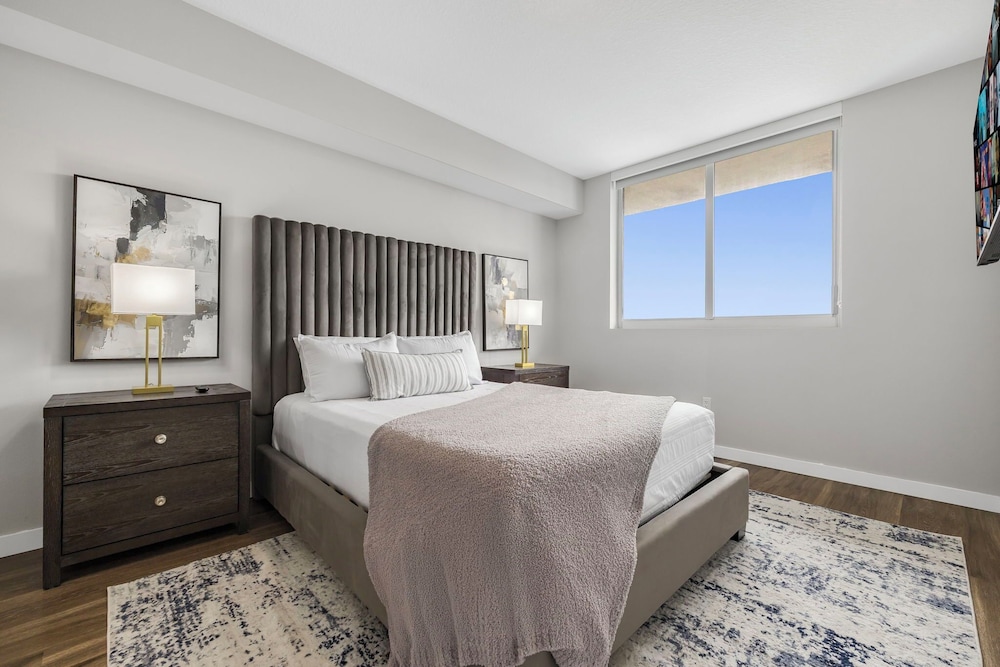 Deluxe Condo, Balcony, City View photo 2
